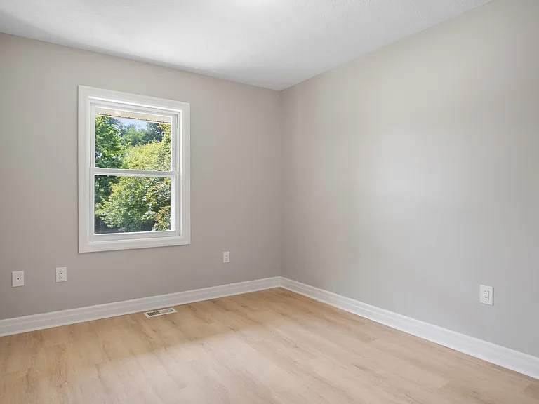 385 Warren St — Photo 16