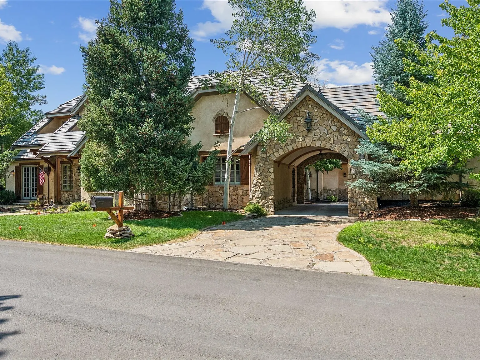 6 bed, 5.0 bath, 6371 sqft, $14,500 — Photo 3