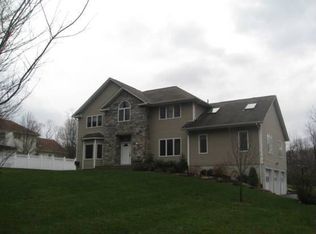 87 Carlton Rd W, Suffern, NY 10901