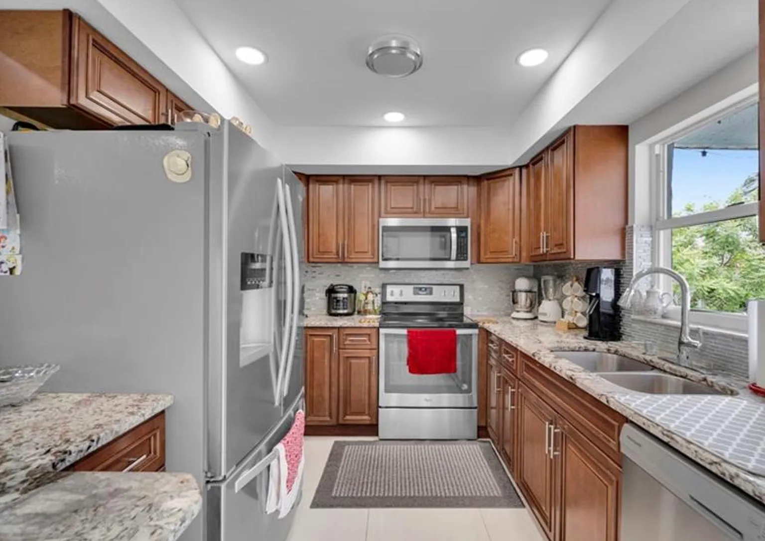 3 bed, 1210 sqft, $2,100 — Photo 4