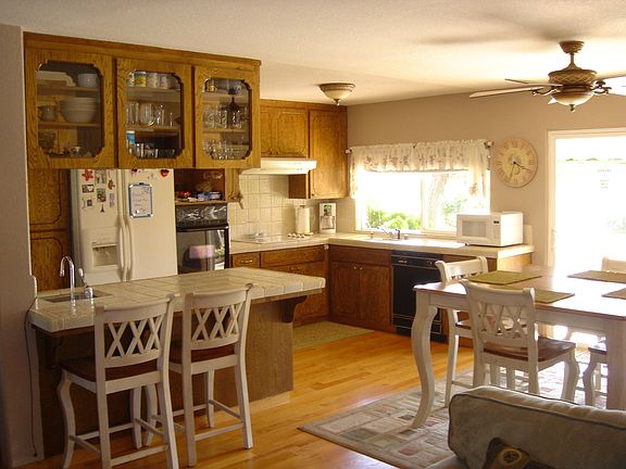 Kitchen & breakfast nook
