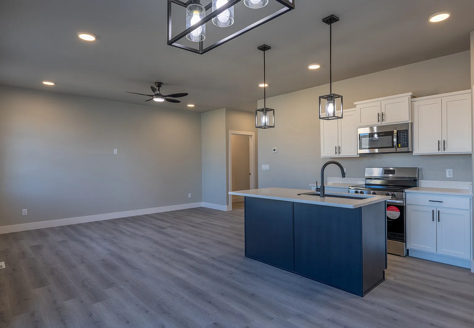 3 bed, 2.5 bath, 1711 sqft, $2,500 — Photo 2