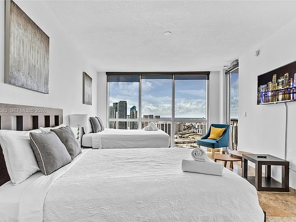 3rd image of 1750 N Bayshore Dr Unit 5014
