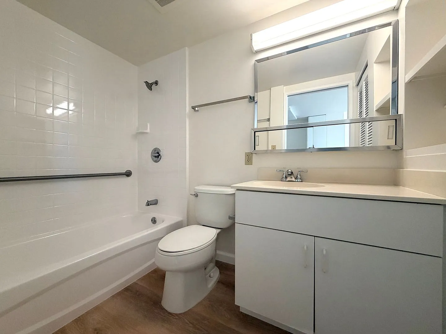 1 bedroom, 1 Bathroom, 2 Parking (Country Club Village 6) — Photo 3