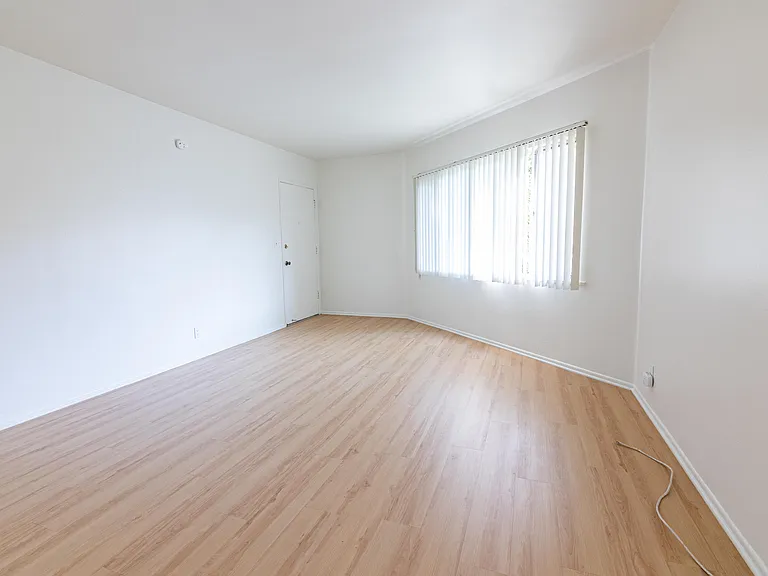 667-669 Levering — Photo 11
