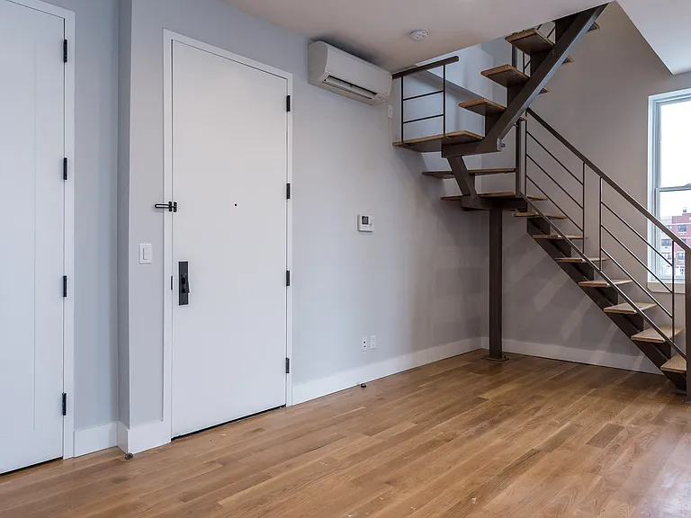 34 Belvedere St #4A — Photo 1