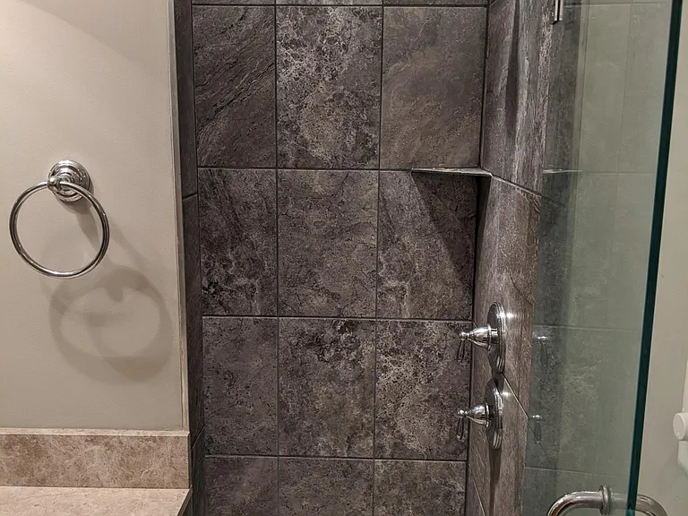 Upstairs bathroom (2/2)