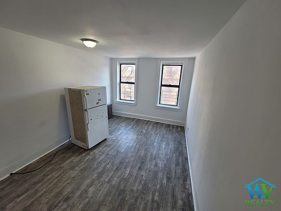 4th image of 2301 Creston Ave #B3