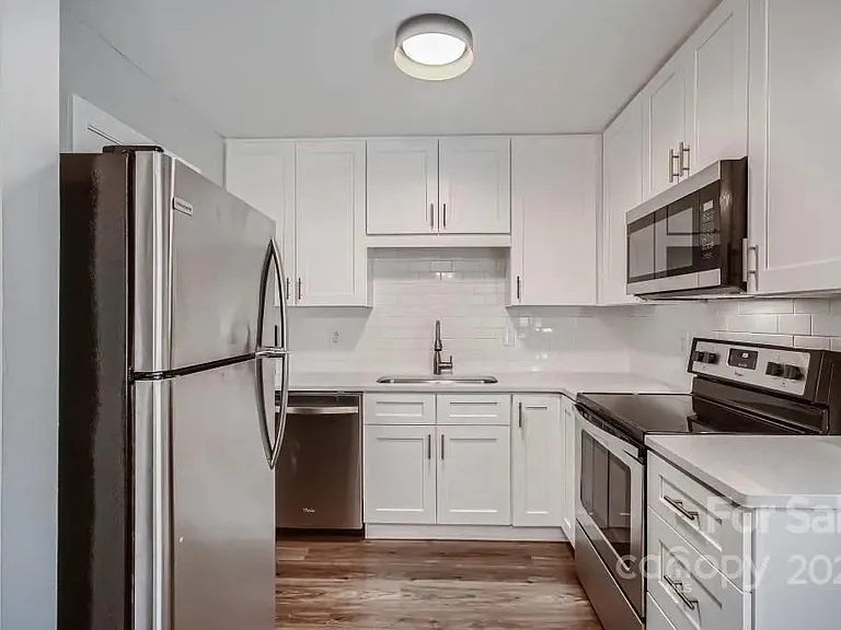 2336 Kenmore Ave #G — Photo 1