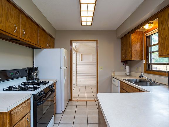 4th image of 11956 Washington St NE