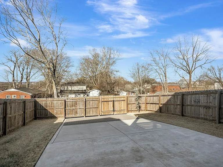 2318 Batavia St — Photo 35