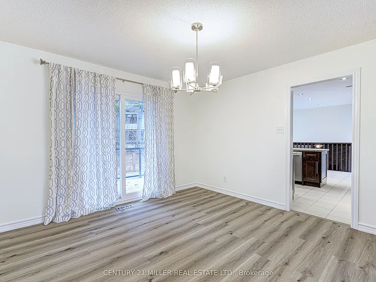 163 Castle Cres — Photo 13