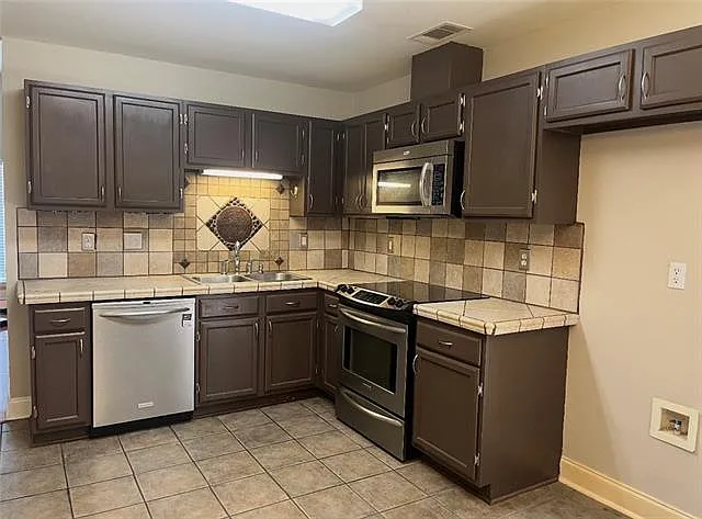 3 bed, 2.0 bath, 1166 sqft, $1,800 — Photo 3