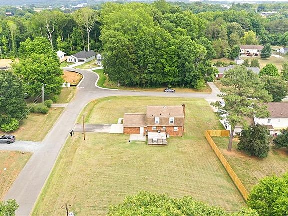 5th image of 1003 Camelot Ln