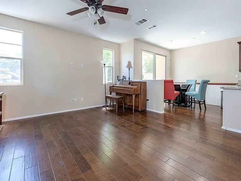 10208 Jasmine Ct — Photo 4
