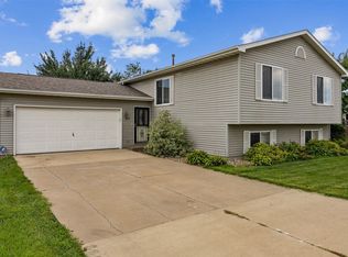 3205 33rd Ave SW, Cedar Rapids, IA 52404