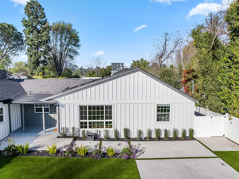 5827 Jumilla Ave — Photo 42