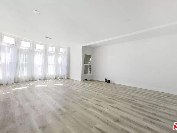 Living Room (South Facing)