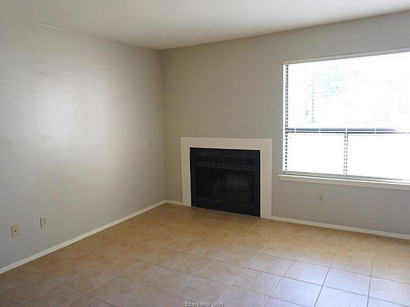5th image of 1902 Dartmouth St APT O4