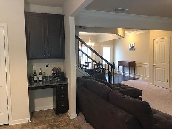 4th image of 818 Pine Ln