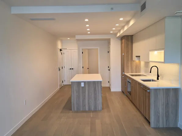 8398 Oak St #310, Vancouver, BC V6P 0L9