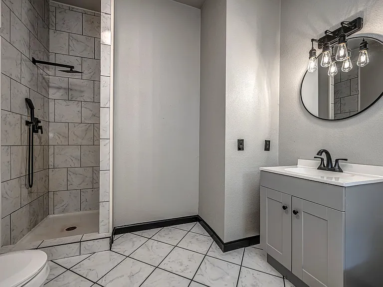 58 Divine Pl — Photo 13