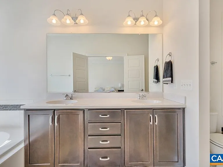 980 Belvedere Way — Photo 19
