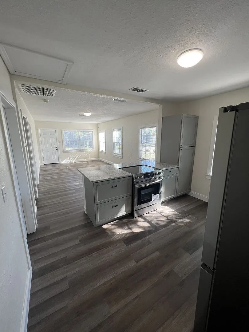 Beautifully Renovated 3BR Home Near Lakeland's Medical District — Photo 2
