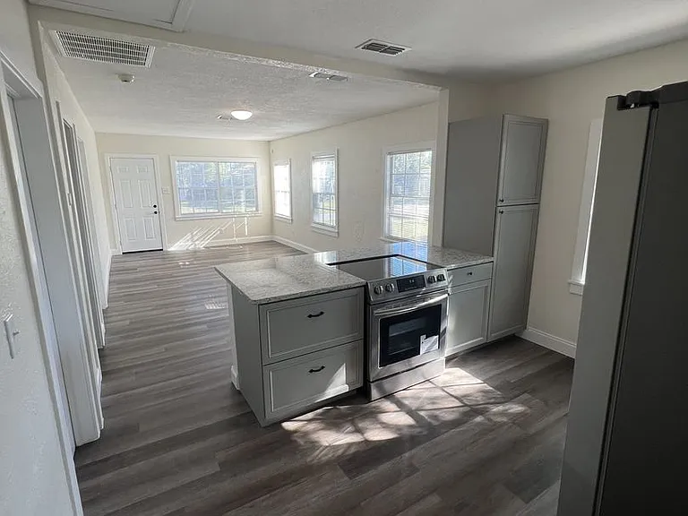 617 Lakehurst St — Photo 2