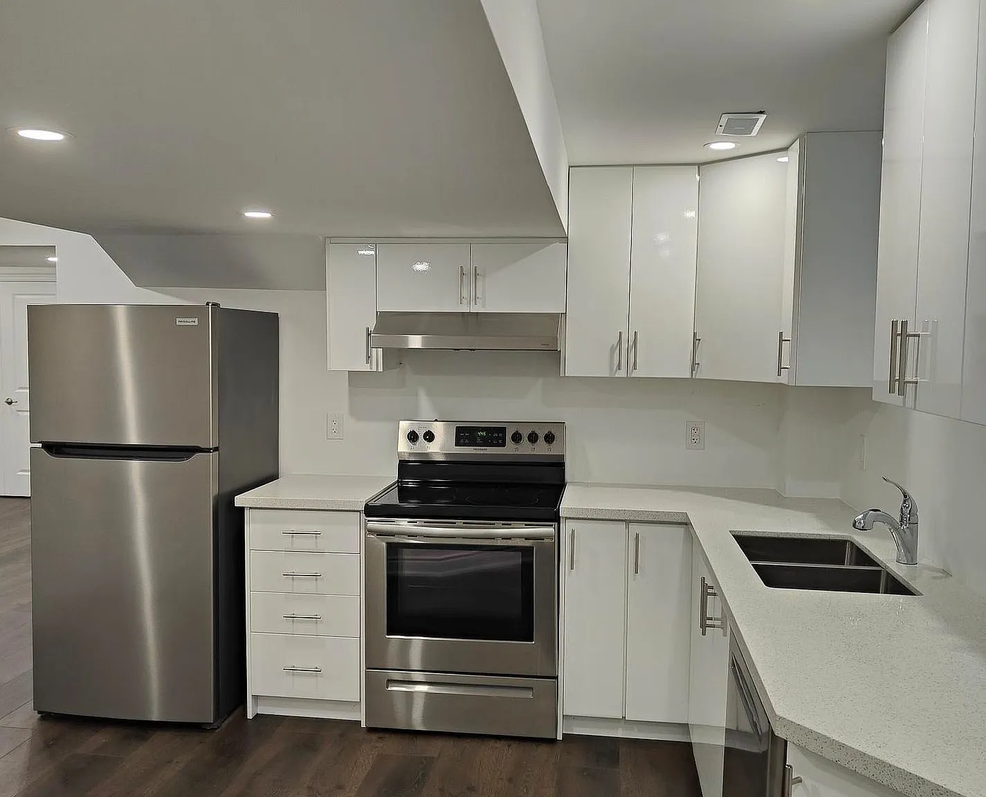 3 bed, $1,900 — Photo 4