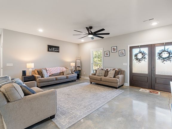 3rd image of 10 Farris Ln