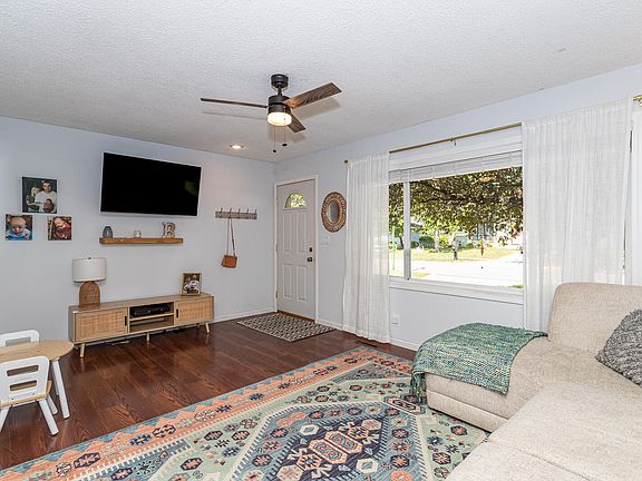 4th image of 3329 Harcourt Dr