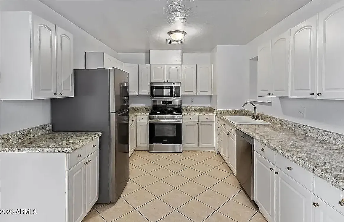 1372 W 15th St — Photo 1