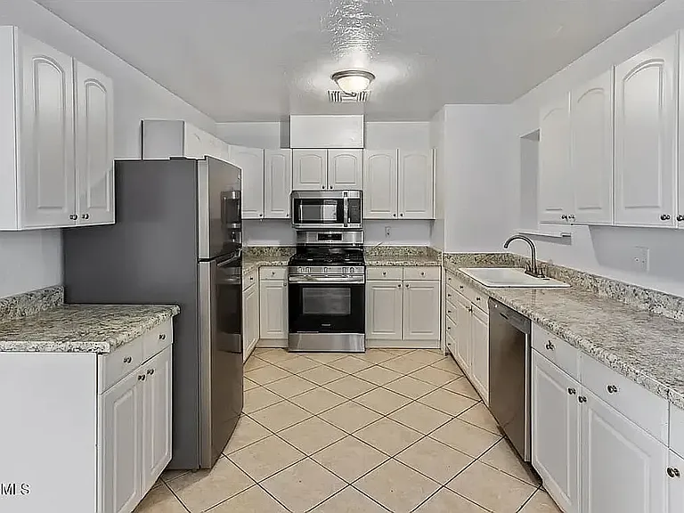 1372 W 15th St — Photo 7