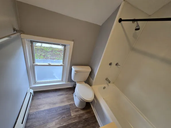 121 W End Dr, Syracuse, NY 13204