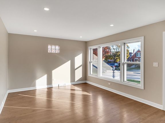 3rd image of 4254 N Mulligan Ave