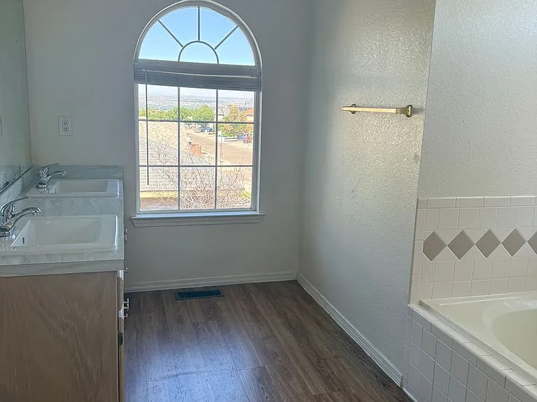 7408 Tricia Rd NE — Photo 9