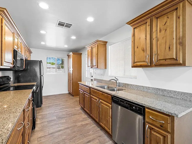 528 W 18th St — Photo 10