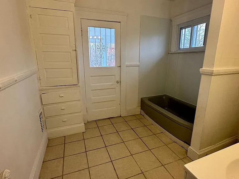 12327 Phillips Ave — Photo 5
