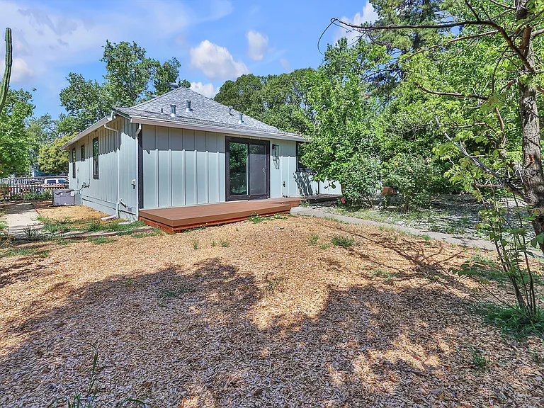 207 D St — Photo 33