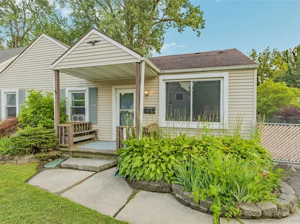 20890 Hollywood St, Harper Woods, MI 48225