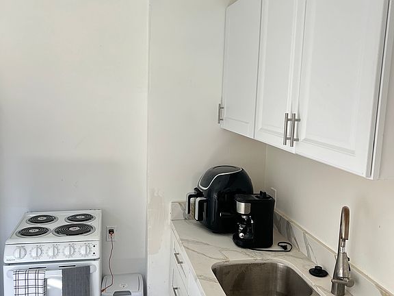 5th image of 246 N Pacific Ave