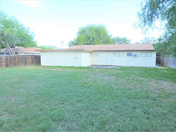 3rd image of 1305 Yosemite Dr