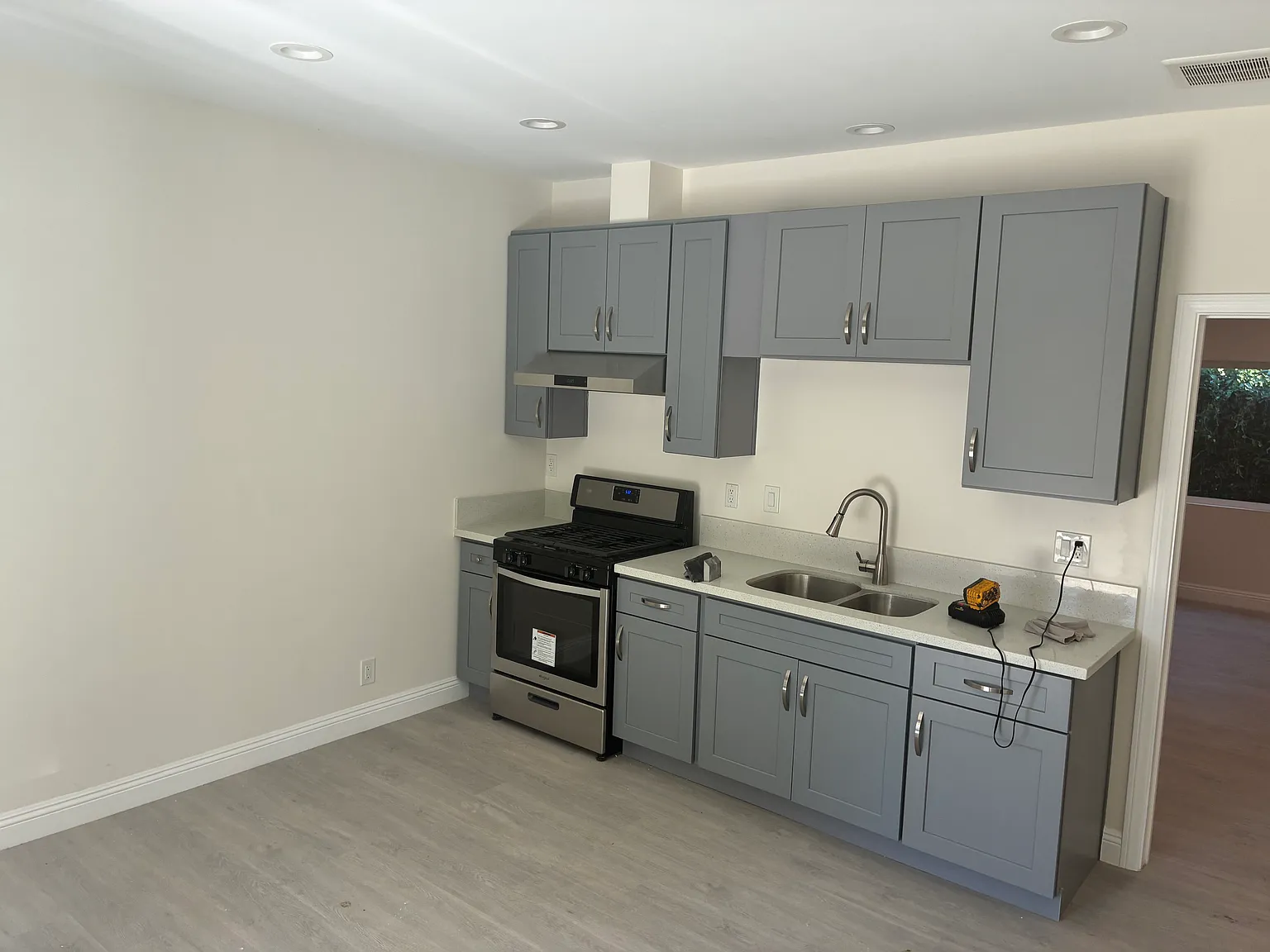 2 bed, 1000 sqft, $2,950 — Photo 3