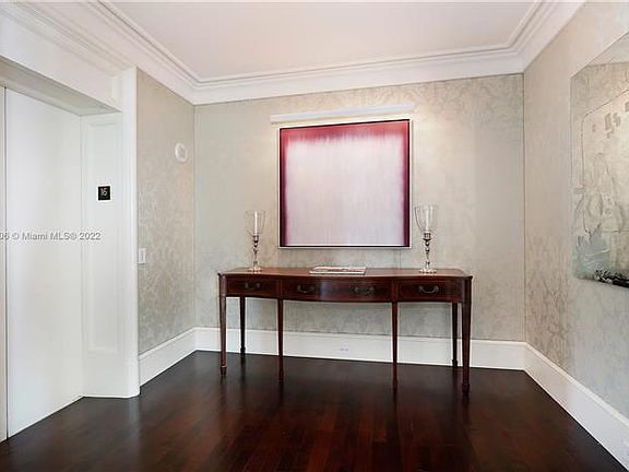 3rd image of 10 Edgewater Dr APT 16A