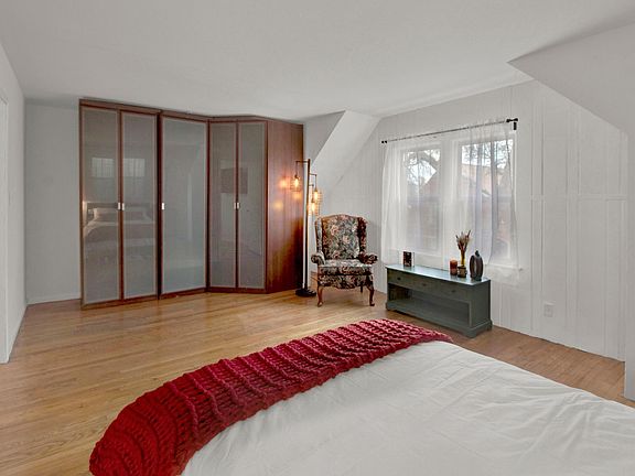 3rd image of 2438 N Maplewood Ave #3