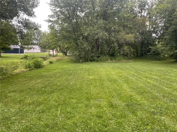 409 S Cedar St, Stewardson, IL 62463