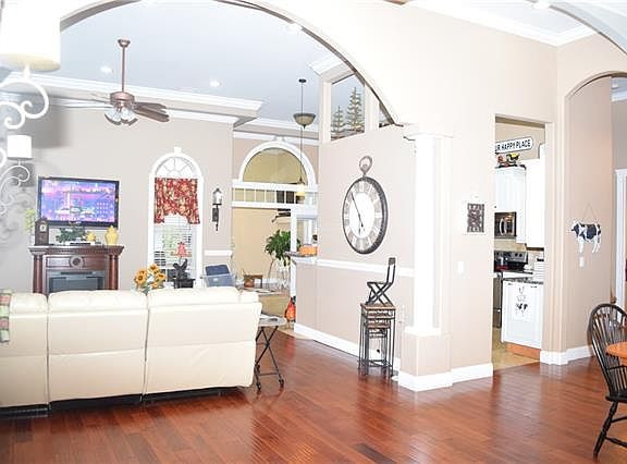 2nd image of 5811 Maxwell Pl