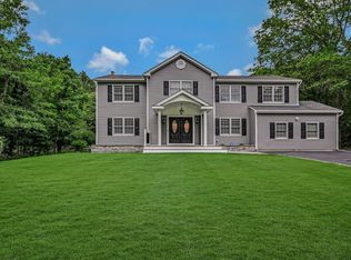7 Golf Club Cir, Manorville, NY 11949