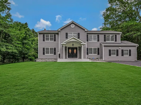 7 Golf Club Circle, Manorville, NY 11949